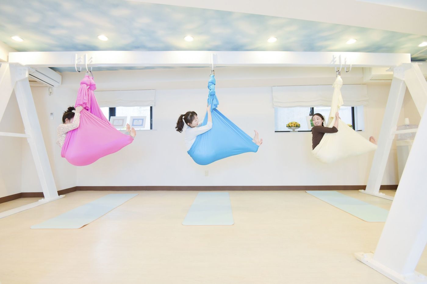 フォトジェニ空間で美と癒しを♡【Aerial Yoga Studio MANA】の画像