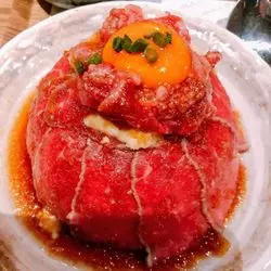 ローストビーフ×ユッケの贅沢丼「焼肉ブルズ」＠新宿