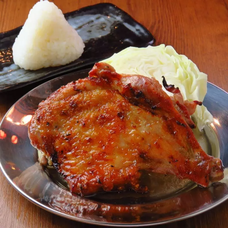 甘辛タレのパリパリ鶏皮串＆秘伝の骨付鳥は必食 2枚目