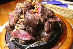 肉食男女「300B ONE 新宿店」に集合！塊肉から地中海料理まで食らいつけ♪