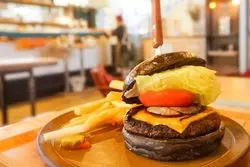 【沖縄】インスタ映えな黒いバンズのハンバーガー！