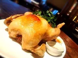 【渋谷】肉汁が溢れ出す！ロティサリーチキンが堪能できるお店