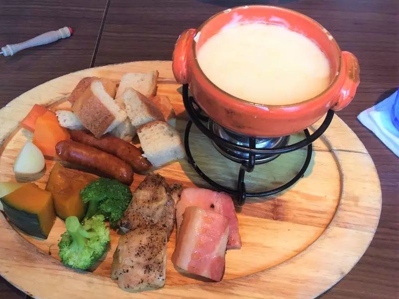 自慢の自家製チーズフォンデュがいただけます♡ 1枚目