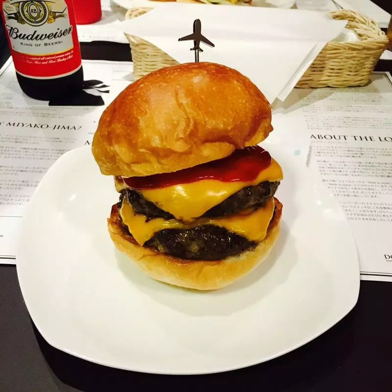 宮古島の食材を使ったボリューム満点のハンバーガー！ 1枚目