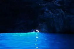 【一度は訪れたい絶景】幻想的な紺碧の世界へ。自然が造り出した奇跡「青の洞窟」