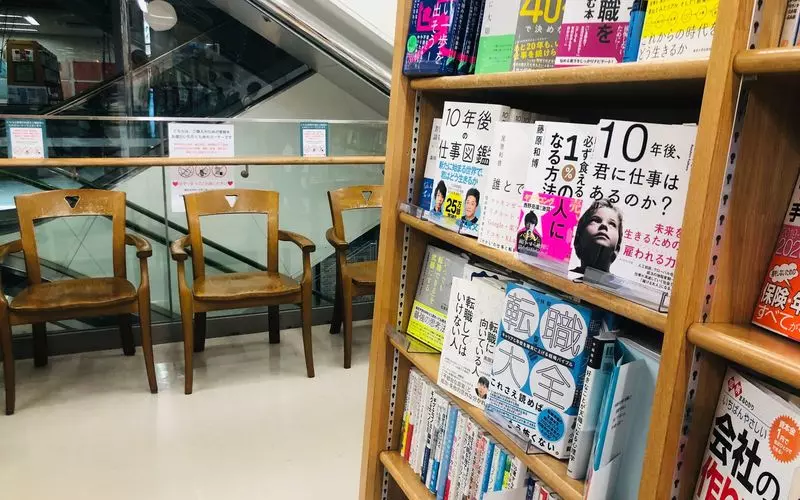 本を座って読むことが出来るよう、イスを各階に設置! 1枚目