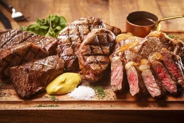 おしゃれな店内でお酒も料理も楽しめる 2枚目