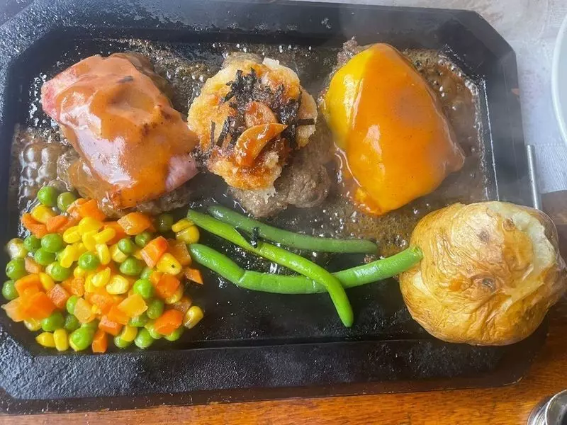 肉のうま味たっぷりなハンバーグはごはんがすすむおいしさ！ 1枚目