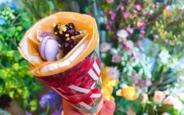 お散歩の合間にクレープを食べ歩き「TAJI MAJI」 1枚目