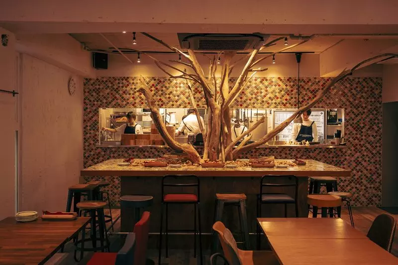 池袋×ランチ女子会 ワインと熟成肉を堪能！「Wine restaurant The Attachment 池袋店」PR 1枚目