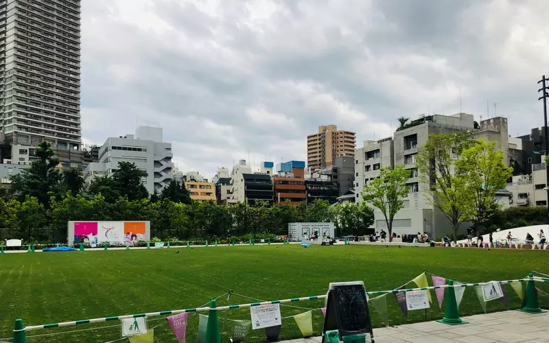 3. 【池袋×散歩デート】広大な芝生が魅力的◎ピクニックやお散歩にぴったり!「南池袋公園」 2枚目