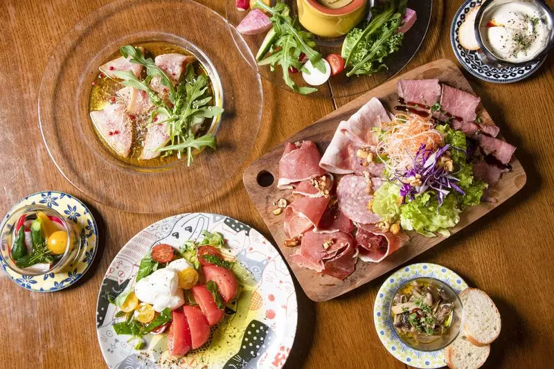 新宿の隠れ家バルでこだわりの海鮮料理とワインを堪能「Seafood bar Ermitage 代々木店」[PR] 1枚目
