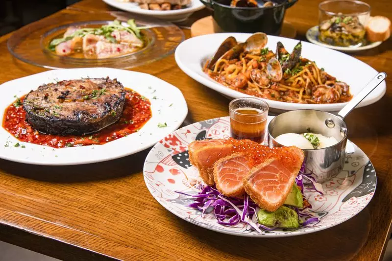 新鮮な牡蠣とシーフード料理は必食！料理に合うワインやサワーも豊富 1枚目