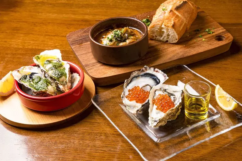 新鮮な牡蠣とシーフード料理は必食！料理に合うワインやサワーも豊富 2枚目