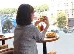 都会の中心で寛ぎスイッチON。フレッシュネスバーガー日比谷店の魅力