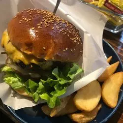 炭火焼きで本格的な味！湘南にある、アメリカンなビッグハンバーガー