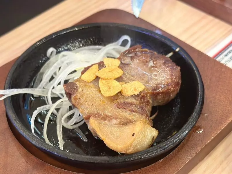 食欲をそそる「名物ビフテキ」は必食！ 1枚目