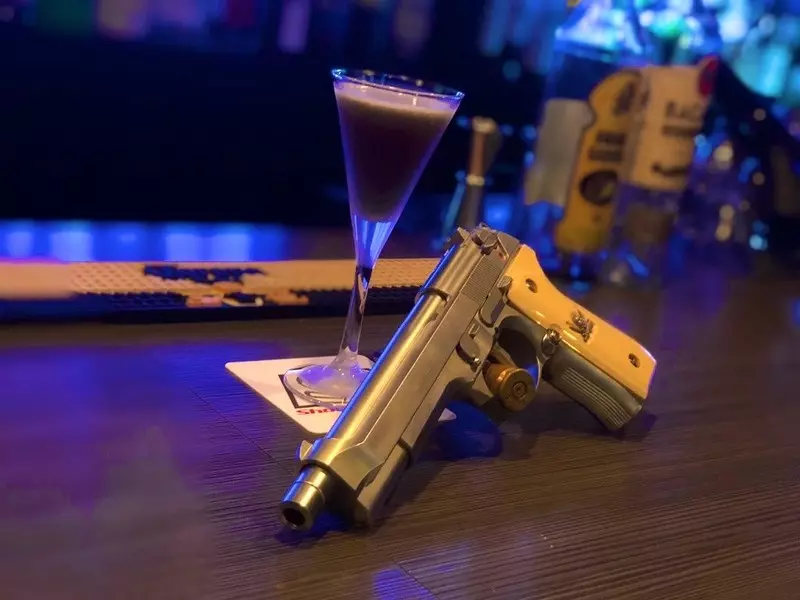 銃イメージのオリジナルGunカクテルを堪能 1枚目