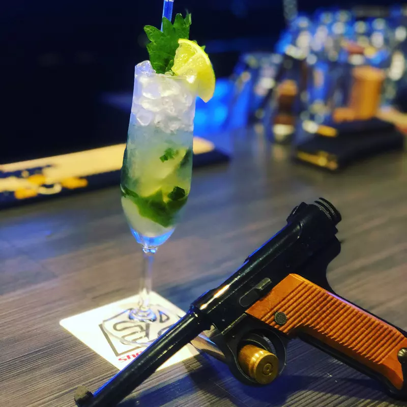 銃イメージのオリジナルGunカクテルを堪能 2枚目