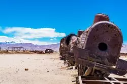 【発見！珍絶景】ウユニの秘密基地。街のはずれに眠る、蒸気機関車。