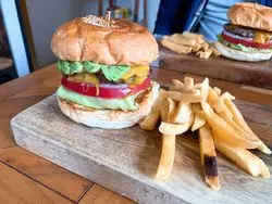 アボカドから天麩羅まで！？都内にあるハンバーガー屋さんに注目