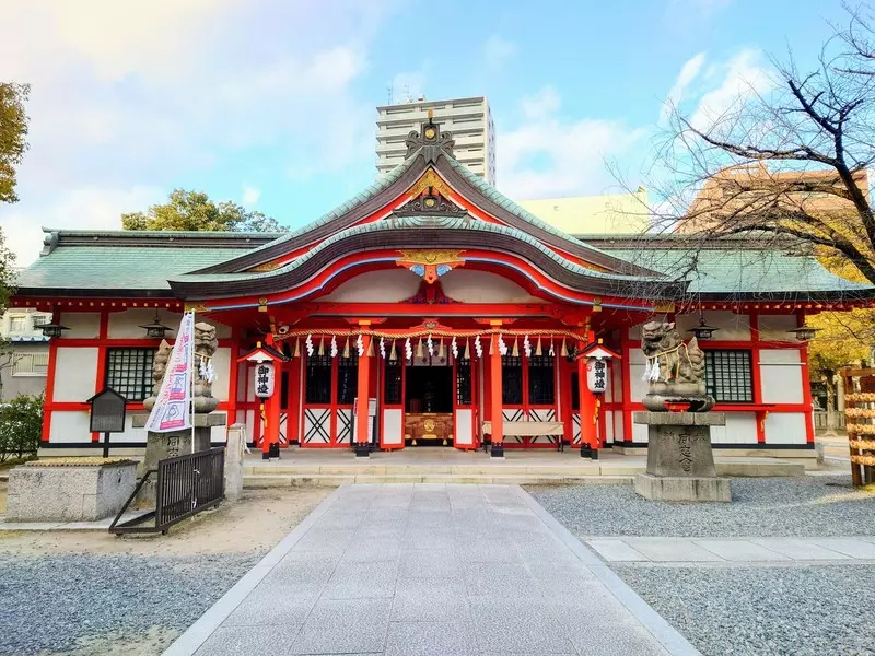 20. 玉造稲荷神社| 木々の合間に映える朱色の美しさ 1枚目