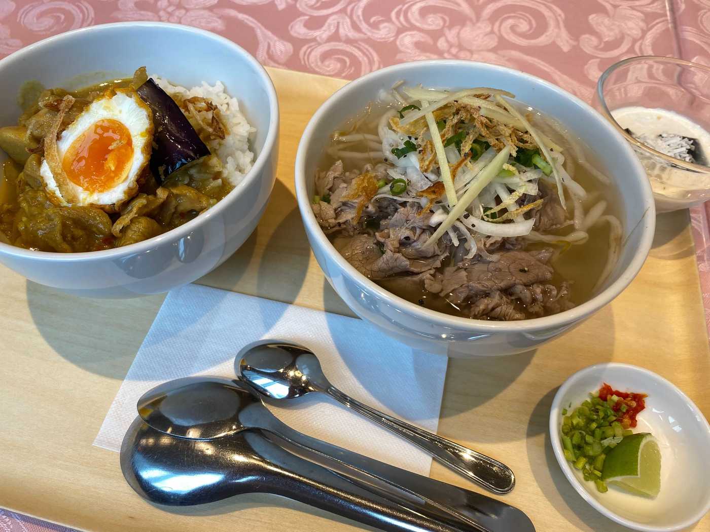 カレーとフォーのハーフハーフセット 1,130円(税込)
