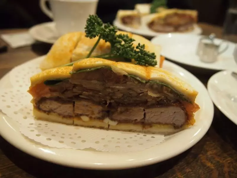 9. ニューアストリア 1枚目