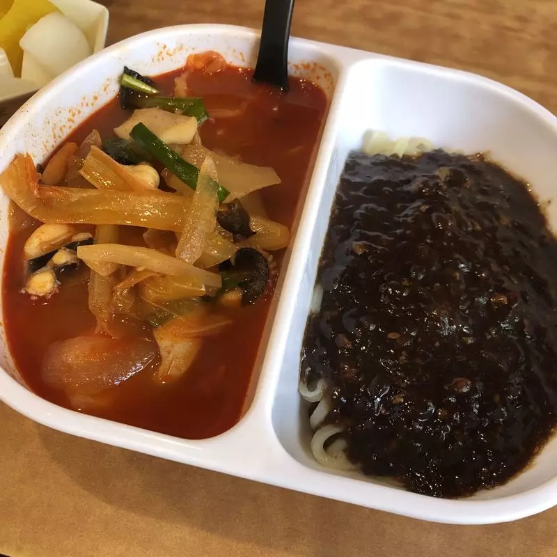 韓国風中華の代表、ジャージャー麺とチャンポンを一緒に♡ 1枚目