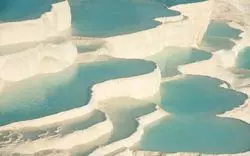 【一度は訪れたい絶景】温泉が湧き出る世界遺産。ローマ時代を肌で感じる奇観