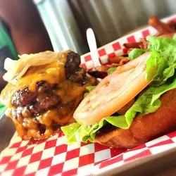 【ハワイ】HONOLULU BURGER♪巨大バーガーを食せ♡