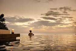 【星のや沖縄】インフィニティプールで夕焼けの絶景とともにカクテルを堪能「夕凪アペリティフ」