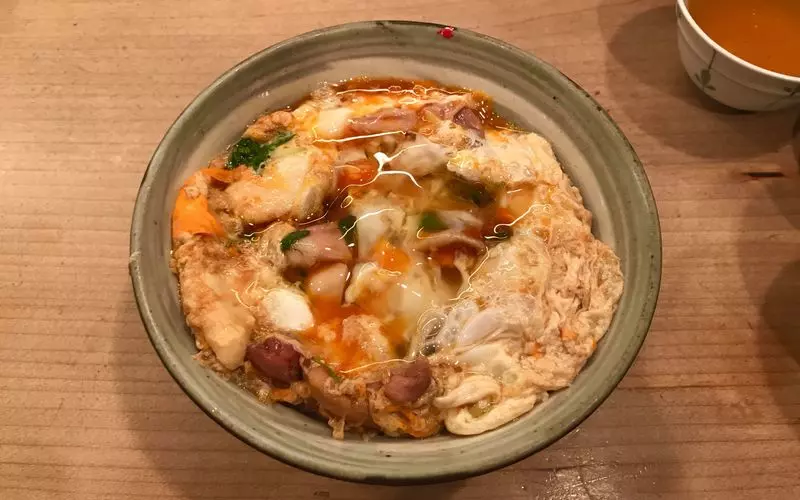秋葉原でお肉ランチ4. ランチ限定の親子丼を見逃すな!「鳥つね自然洞」 1枚目