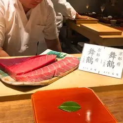 東京の予約待ちする有名店！『初音鮨』でコース料理を楽しむ♪
