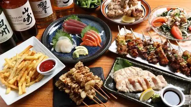 海鮮料理も鶏料理も食べられる横丁スタイルの居酒屋！「名古屋コーチンと手打ち焼き鳥のお店 鳥よし」【PR】 1枚目