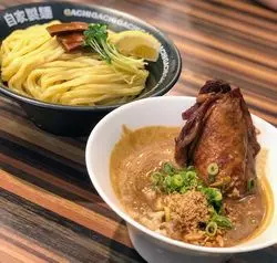 【新宿】インパクト大！骨付き鶏入りのつけめん「2丁目つけ麺 ガチ」