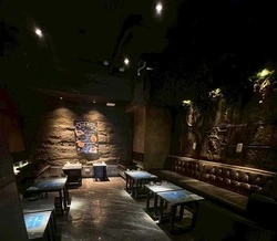 ネオンと香りに包まれる！シーシャ初心者にもおすすめのラウンジ『Suutopia 新宿歌舞伎町店』