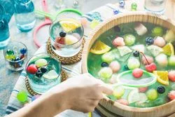 「BEBフルーツサワー夏祭り2025」でほろ酔いお祭り気分！個性派サワーやおつまみ射的に夢中