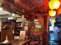 新宿・歌舞伎町の“昭和レトロな隠れ家”！豚の角煮とキーマカレーが絶品の『居酒屋BAR ブタ小家』