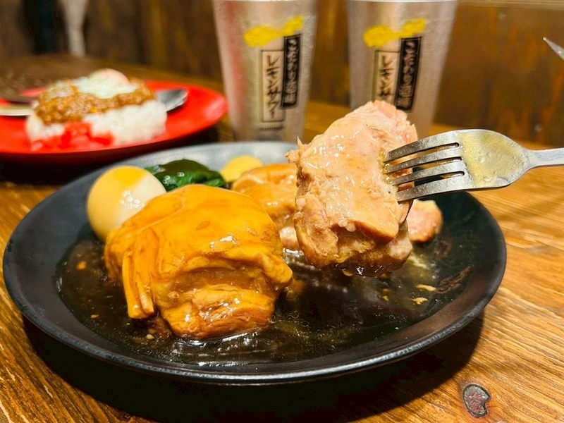 新宿・歌舞伎町の“昭和レトロな隠れ家”！豚の角煮とキーマカレー