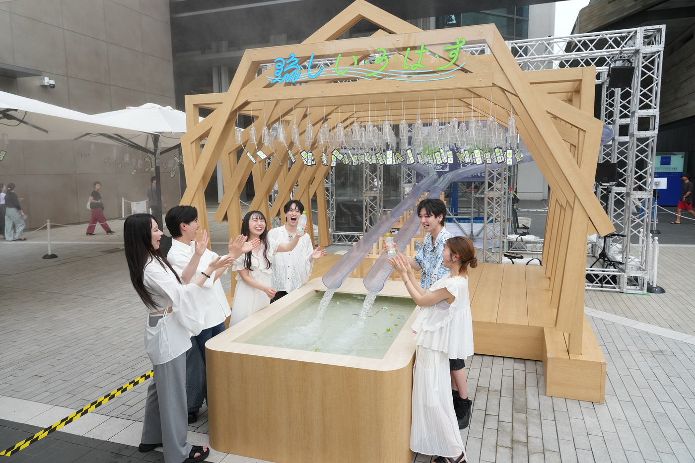【東京・二子玉川】全長15mの巨大「流し い･ろ･は･す」が出現！夏の注目イベント開催中！の画像