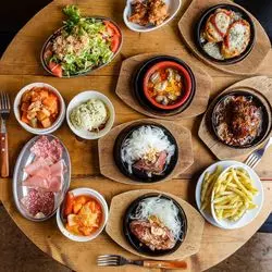 えー！名物ステーキがワンコイン以内！？歌舞伎町で話題の肉バルとは