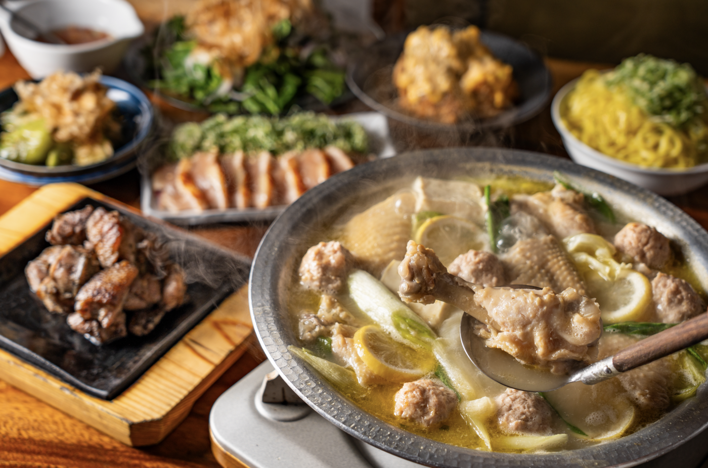 仕事帰りの焼鳥で乾杯！三宮で本格炭火焼を堪能｜炭火焼鳥 塚田農場 三宮店【公式】の画像