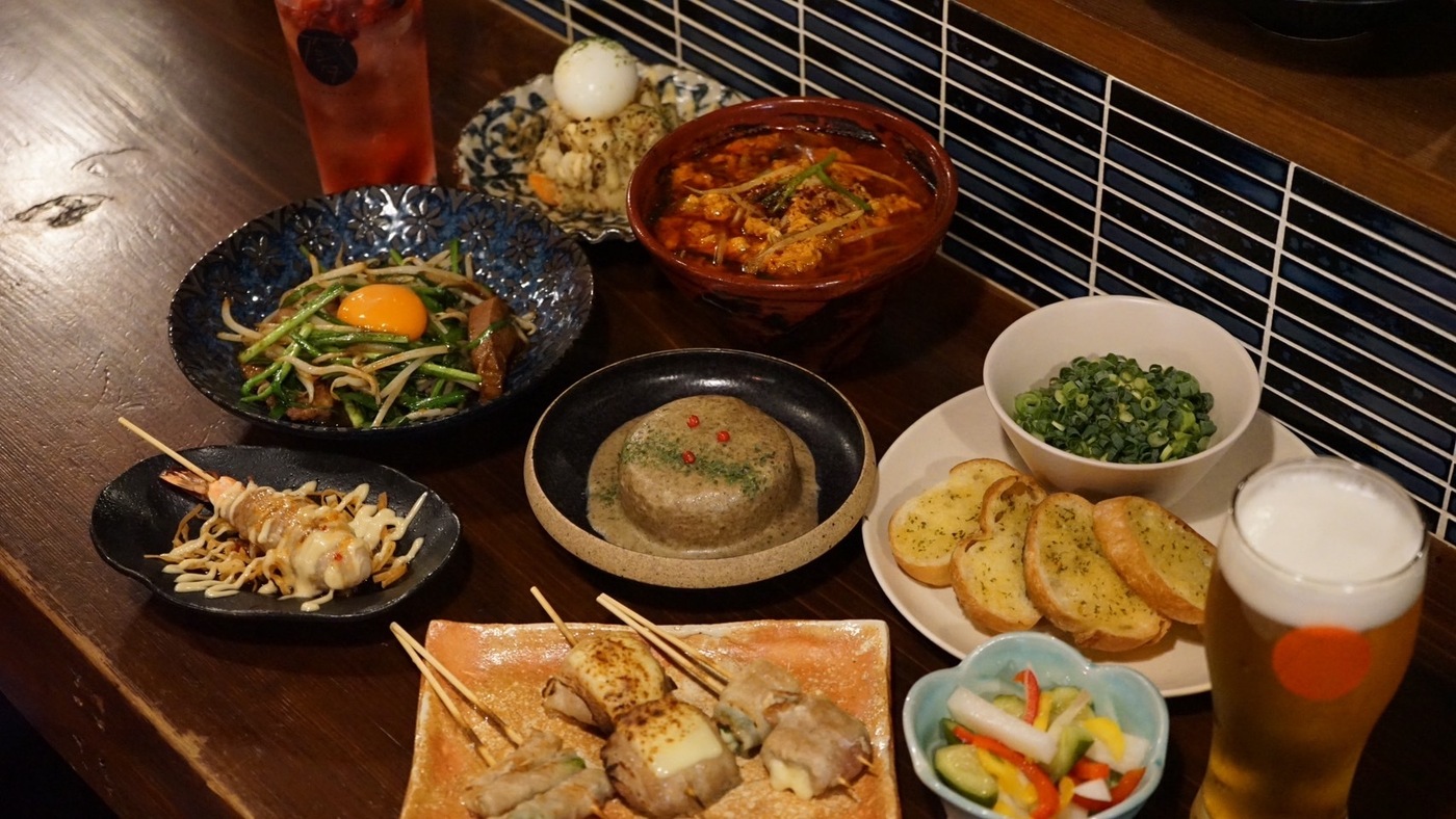 仕事帰りのちょい飲み！渋谷「アシタマ」で味わう本格もつ焼きと日本酒｜アシタマの画像