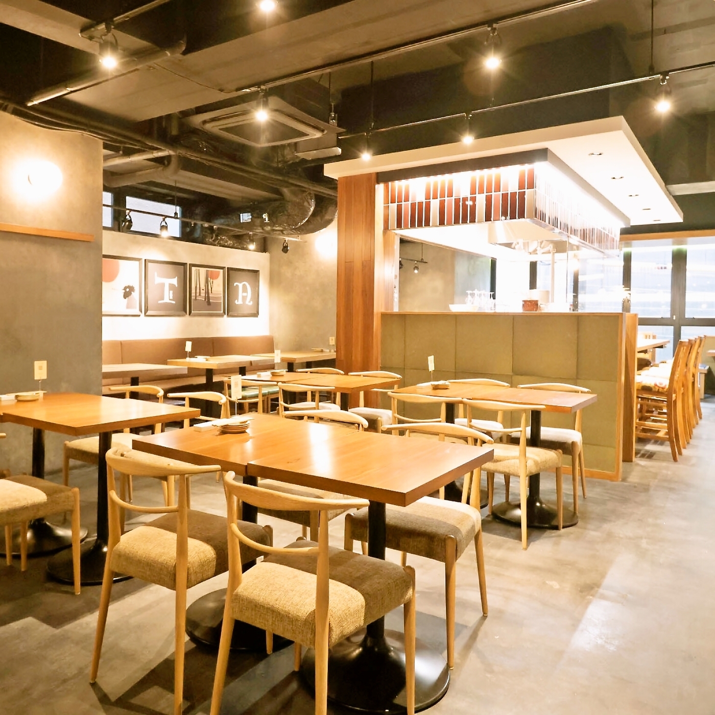 仕事帰りの焼鳥で乾杯！三宮で本格炭火焼を堪能｜炭火焼鳥 塚田農場 三宮店【公式】の画像