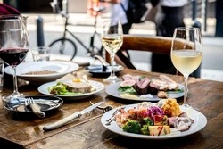 テラスで飲めるビストロ『炭火焼とワインの酒場 VOLTA 北新地店』！約30種のグラスワインを堪能