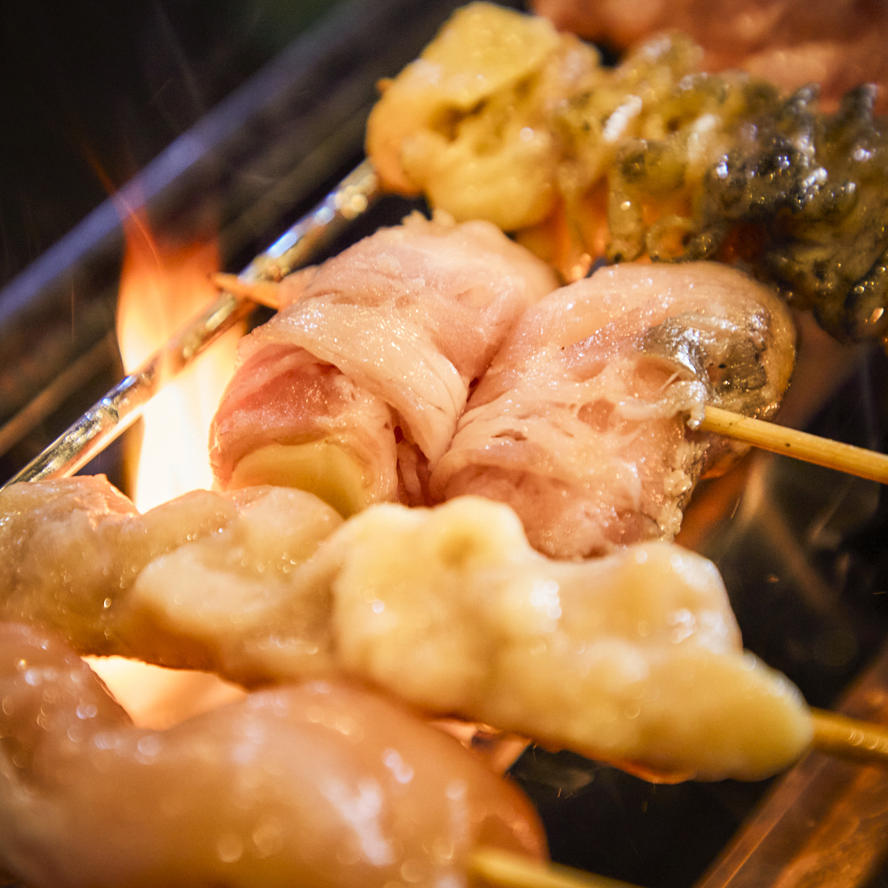 【全席個室居酒屋 語り屋 梅田東通り店】名物「炭火焼き鳥」と肉汁餃子！梅田東通りで堪能する美食空間の画像