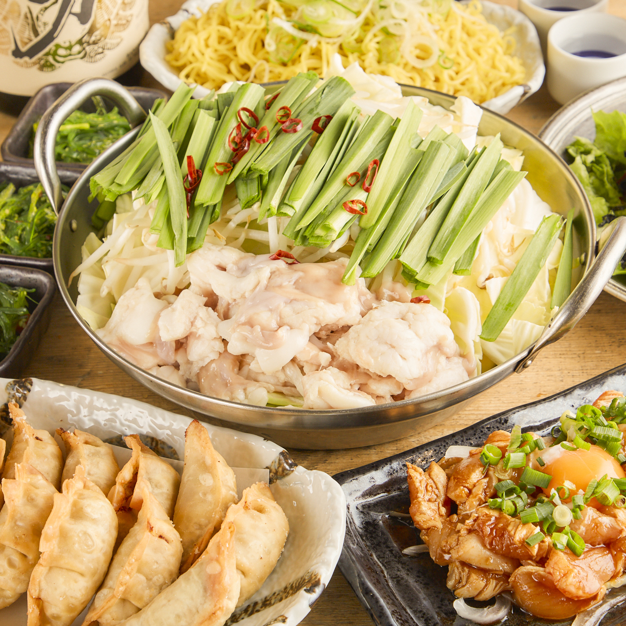 【全席個室居酒屋 語り屋 梅田東通り店】名物「炭火焼き鳥」と肉汁餃子！梅田東通りで堪能する美食空間の画像