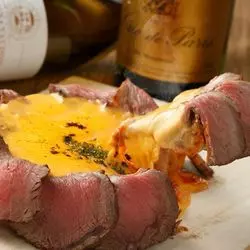 【駅チカ】肉とチーズに食らいつくなら！「肉とチーズがうまい店 梅田店」