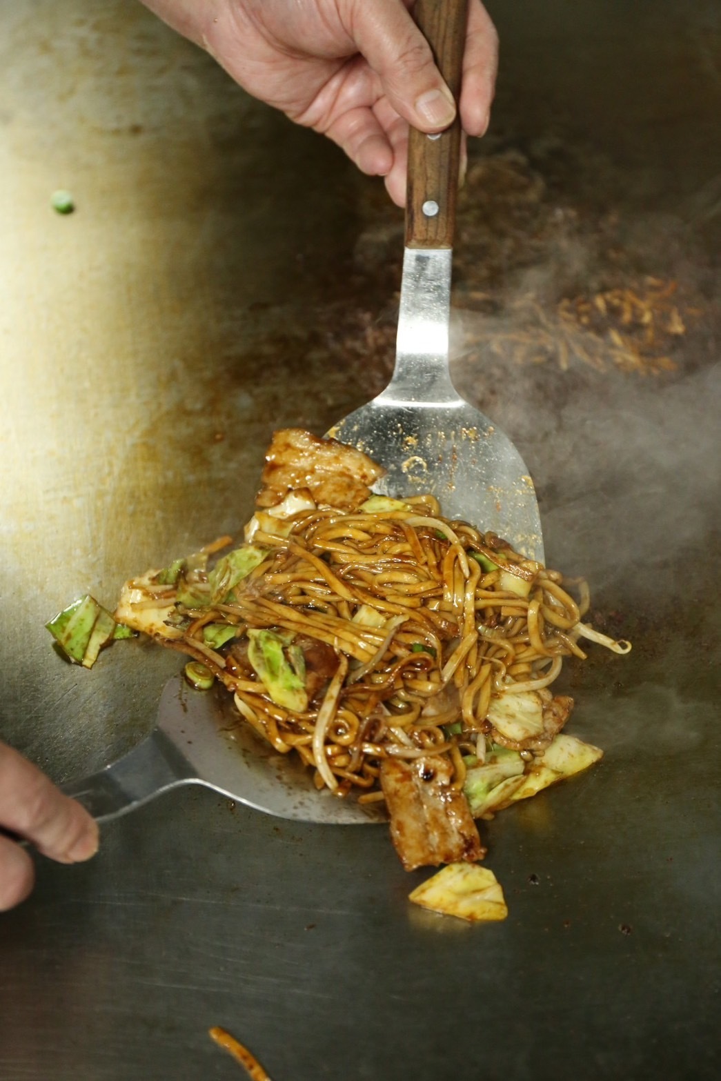 【難波】たこ焼きガチャが自慢の『くれおーるJUNK』！変わり種たこ焼きやクラフトビールを堪能の画像